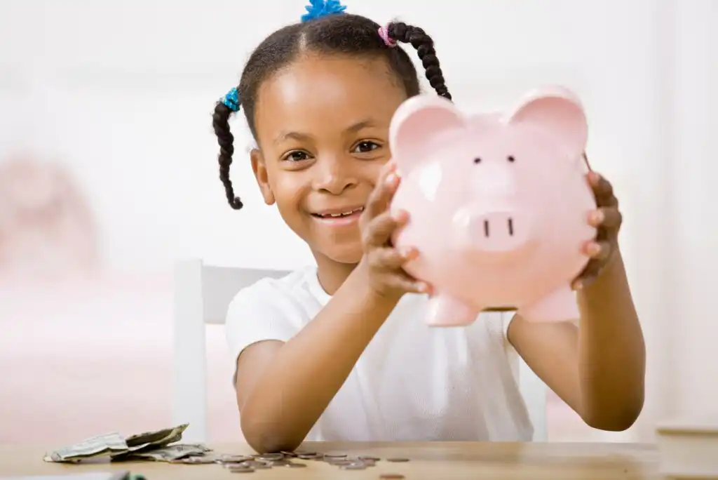 How to Make a Personalized Piggy Bank With Your Children to Teach Them About Saving