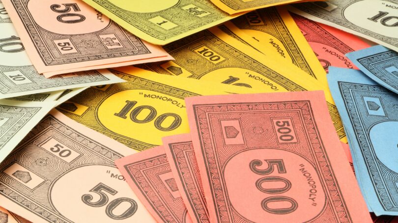 Dar dinero falso a los niños