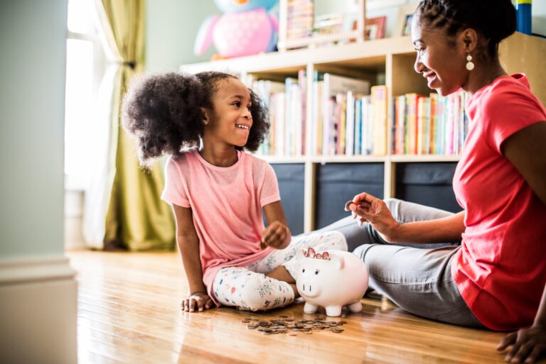 Mom Teach Kid To Save money with a high-yield savings account