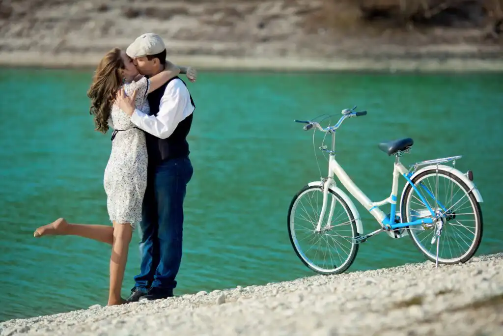 10 Fun & Romantic Summer Date Ideas on the Cheap